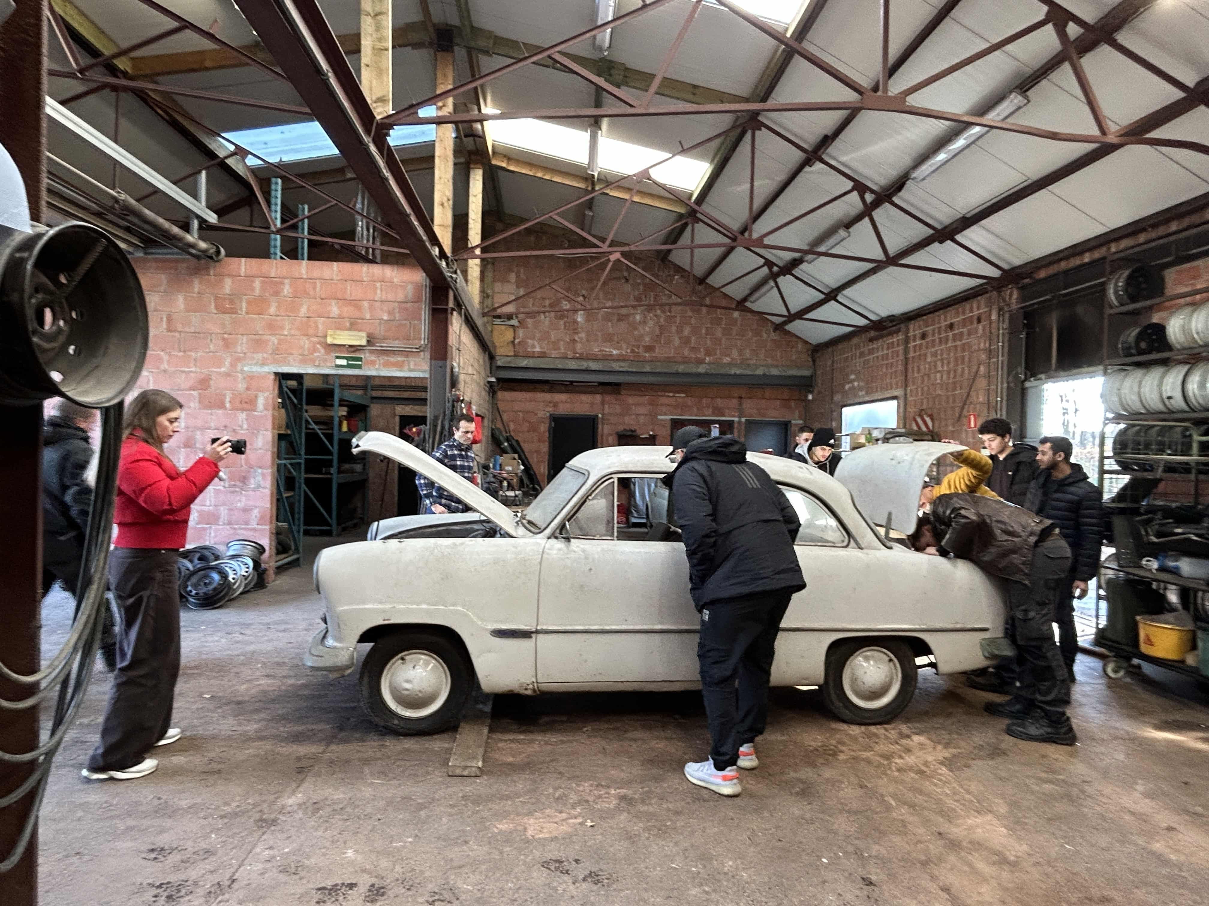 Auto in loods